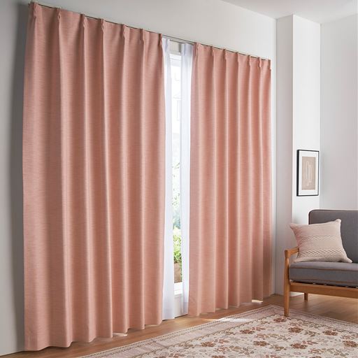 ローズピンク<br>ほどよい光沢と織り柄が美しい1級遮光カーテンです。表生地と裏生地の間に白・黒のフィルムを挟み込む事で約100%しっかりと遮光効果を発揮させます。