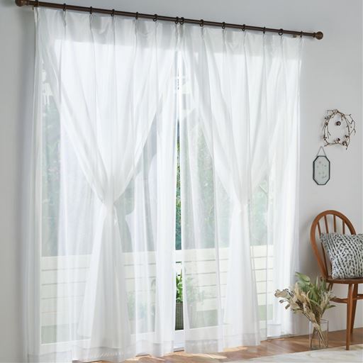 【1枚(表面)使い例】<br>表生地はやや透け感のあるミラーレース生地。裏地を付属のタッセルを使って結べば解放感のあるレースカーテンに。