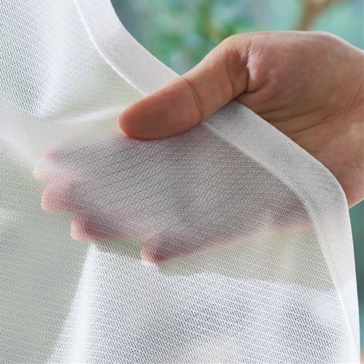 表地:透け感のあるミラーレース生地。<br>裏面のブライト糸が外からの視線をほどよく遮ります。