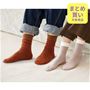 あたたかいのにムレにくく汗冷えしにくいファインメリノウール靴下。男女兼用です (左から)レンガ、ベージュ着用例