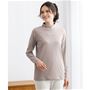 やわらかな肌ざわりが心地いい、マシュマロみたいなフリースハイネックTシャツ。<br>グレージュ 着用例