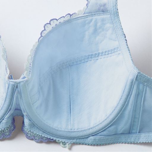 お手持ちのパッドを入れられるポケット付き。