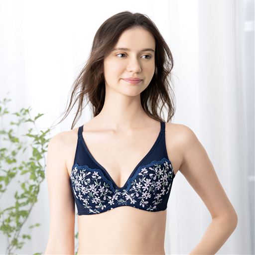 肌ざわりのやさしい綿混素材にこだわったTシャツみたいなブラフルカップタイプ<br>ネイビー着用例