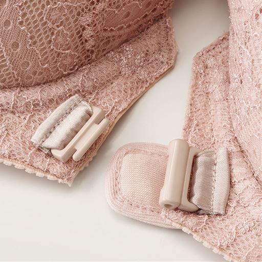 外付け&クッション付きフロントホックで痛くなりにくい。