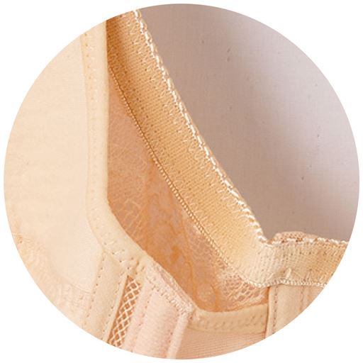 〈カップ裏〉 はみ出しがちなワイヤー上のお肉を、ふらし仕様(縫い付けずに浮かしておく仕様)のレースとゴムでおさえてスッキリ整えます。 ※着用効果には個人差があります。