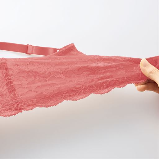 締めつけを軽減 バック上下辺は薄手テープで、ほどよく伸びてラクな着け心地。ストラップはよく伸びるから、肩にくい込みにくい。 のび～る※画像はスモークピンク