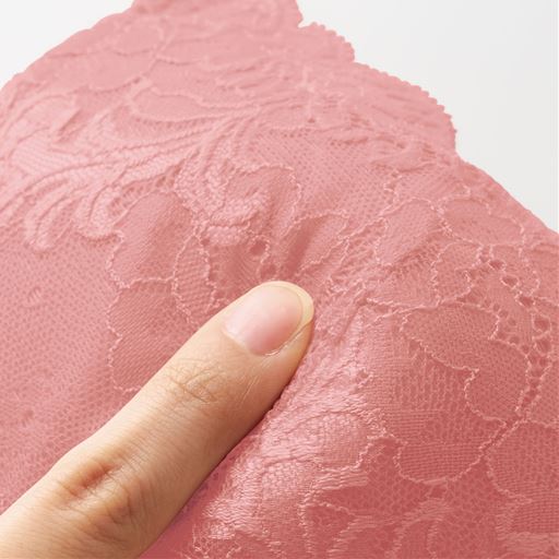 快適にフィットしてキレイ! カップが伸びてバストや動きにフィット。ふんわりとやわらかな素材でバストを包んで自然な丸みのあるシルエットに。※画像はスモークピンク