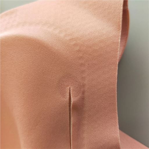 パッドの挿入口部分に補強を施しておりますが、着用上は問題ございません。※カラーはコーラルサンドです