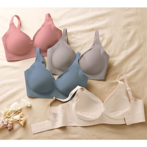 (上から)セピアローズ、トープ、ヴェールブルー、サンドベージュ(※サンドベージュは肌側)