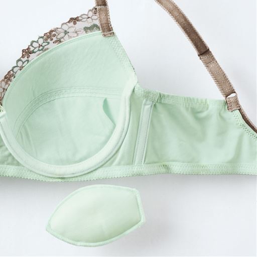 (1)ボリュームを調節できるパッド付き (2)安心感のある4/5カップ(3)サイドベルトは脇高&上辺はゴムを包んだ折り返し仕様でくい込みにくい