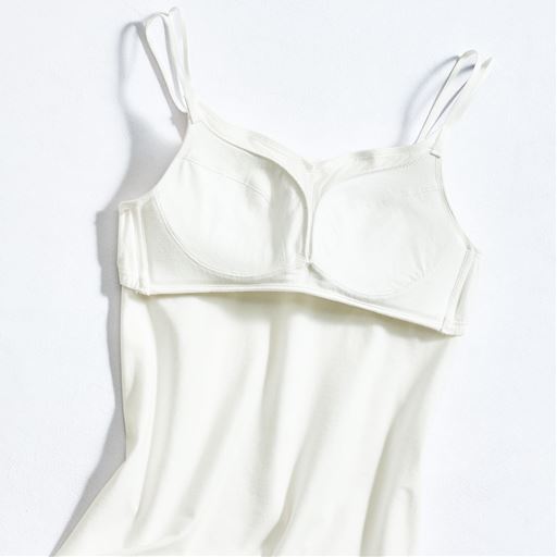 オフホワイト<br> 〈肌側〉 (1)見えてもOKなブラストラップ(2)胸元が浮かないようにパワーネットでおさえて安定感アップ(3)カップ台までウレタンシートで肌にフィットし安定(4)カップ断面約22mm 超厚手カップでキャミなのに美胸に!