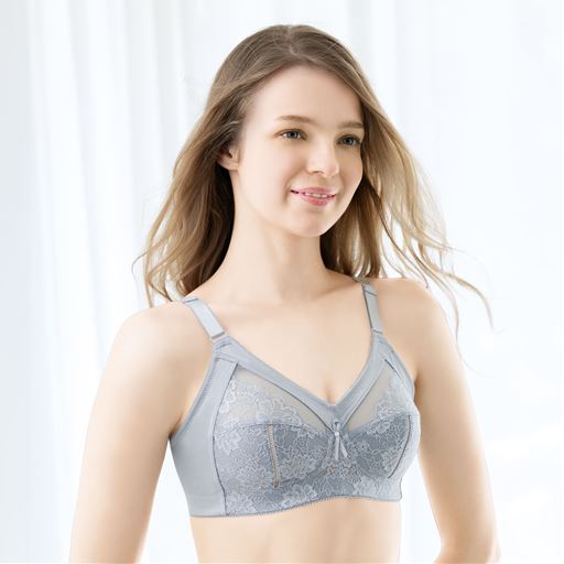 ノンワイヤーでも囲ってすっきりコンパクト<br>パールグレー着用例