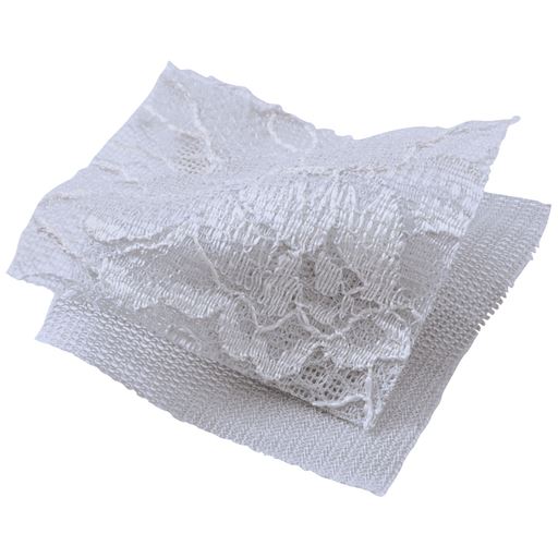 生地とレースだけの薄手カップでボリュームが目立ちにくい。