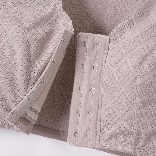 フロントホック仕様で着脱簡単! 5段掛け2列(4L・5Lは6段掛け2列)で好みの着用感に調節できます。