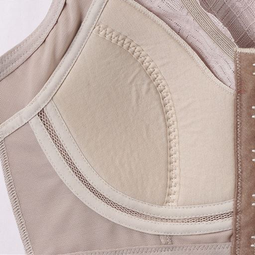 カップ部分は通気性のよい素材を使用。 カップくり部分はメッシュ仕様で通気性もよく、身体の動きにあわせてフィットします。 (1)カップ部分は通気性の良い素材を使用(2)ここがメッシュ!