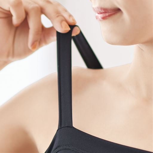 伸びのよい太めストラップで肩がラク。アウターからチラ見えしてもOK