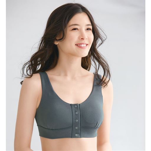 綿混素材を使用しやさしさにこだわったブレストケアブラ<br>チャコールグレー着用例