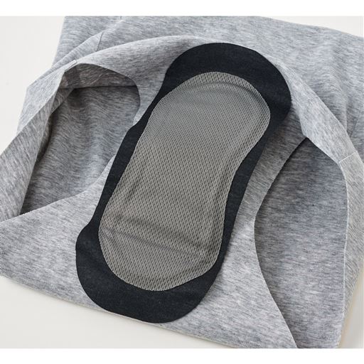 体調の変化がわかりやすいよう、マチはグレーカラーに。<br>マチ部はスリム構造トリプルガードではき心地すっきり。