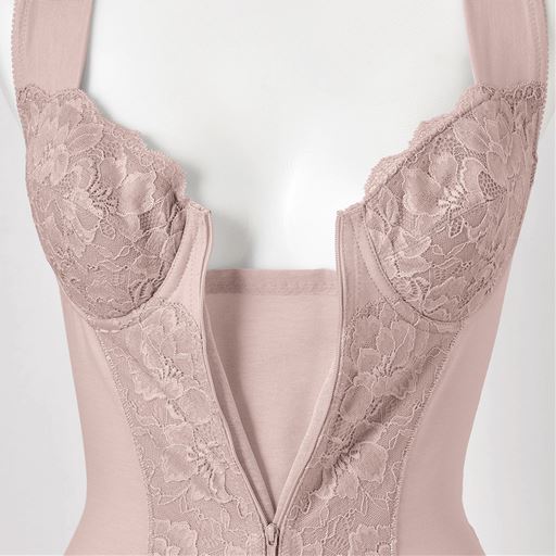 前ファスナー仕様で着脱がラク。肌側に当て布付きでファスナーが肌に当たらず、お肉の巻き込みも防止します。