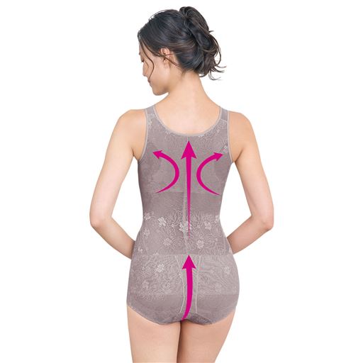 背筋を伸ばし、骨盤まわりを引き上げるようにサポート。正しい姿勢を意識させ美しいシルエットに。 バックスタイル