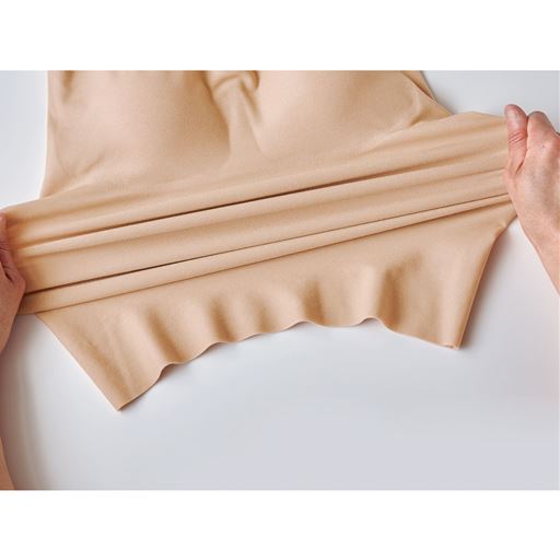 グンゼ新開発素材 ソフトシェイプでやわらかな着心地 優しく引き締めながら、長時間着用してもストレスフリーな着心地が魅力です。