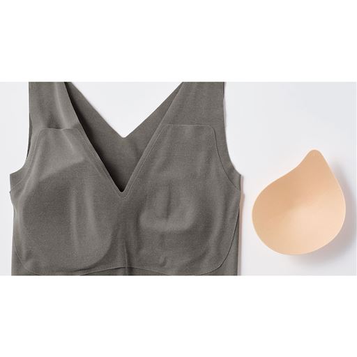 立体カップでシルエットがきれい バスト部分は高さをつぶさないモールドカップ。カップ挿入口は縫い目がなくやさしい。 モールドカップ約8mm取り外し可 (1)挿入口はココ!