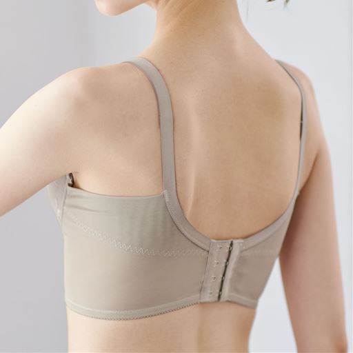 (1)超脇高設計だから脇接ぎ&ボーンなしでもラクに整える。(2)バック上辺はゴムなしの折り返し仕様で、くい込みにくく段差も軽減。(3)後ろホック4段掛け×4列で安定感◎。