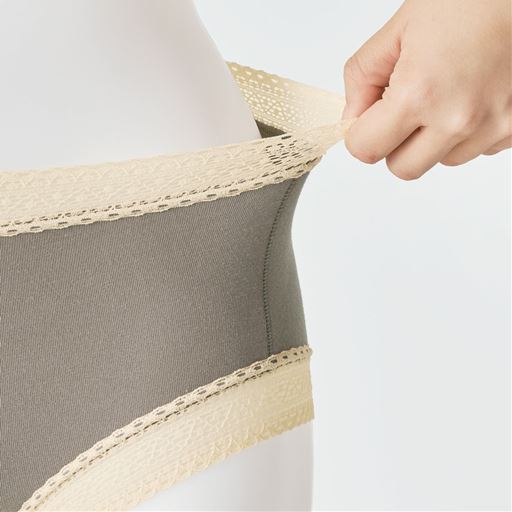 柔らかく伸びるレース使用。