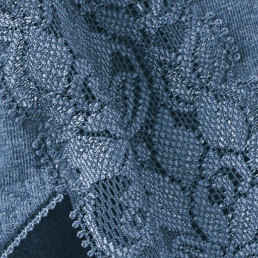 柔らかく伸びるレース使用。