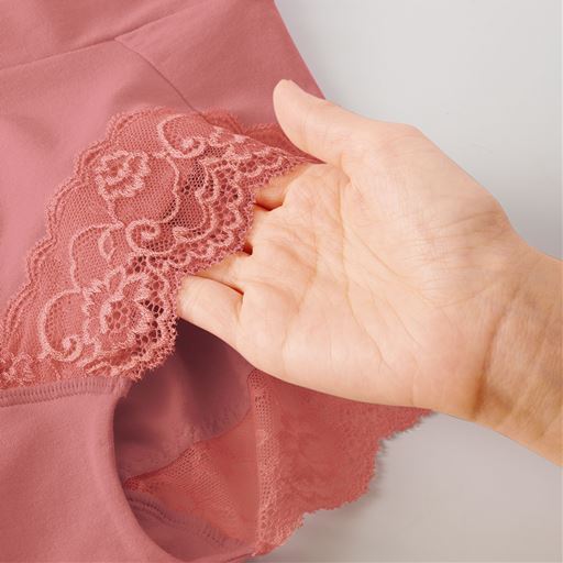 こだわりの日本製レース<br>足口レースとフラット縫製でアウターに響きにくい。