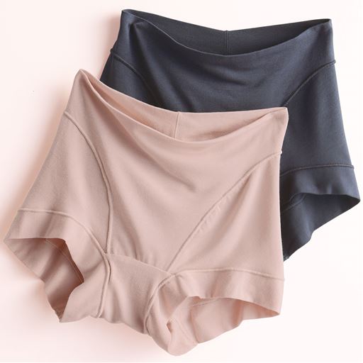 (上から)コスミックグレー、パウダーピンク<br>くいこみにくい。ゴムを使わず生地折り返しの仕様。生地の伸びだけでおなかや足まわりにやさしく寄り添うフィット感。