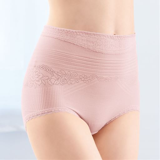 ピンク (1)体の土台骨盤まわりを支え安定感アップ 中圧で骨盤まわりの上下をサポートし、歩行姿勢を整えます。(2)ウエストはゴム不使用の折り返し仕様。(3)足口はレース使いで響きにくい。(4)張り出しやすい大転子まわりを支え脚さばきよく 強圧で大転子を内側へ押さえて、歩行のぐらつきを軽減します。(5)脇に縫い目がなく、ゴロつきにくい。