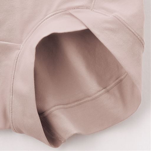 レース・ゴム不使用、ウエスト・足口は生地の折り返しで、ゴムのくい込みやレースかぶれの心配なし。縫い代もゴロつきにくい