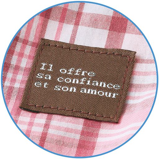 裾にネームタグ付き。