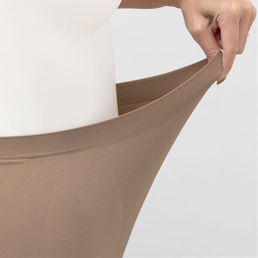 のびのびストレッチのなめらかな成型編み 軽量でストレッチ性がよく、シルクのようななめらかタッチのナイロン糸。薄手でゴロつきにくく、通気性にも優れています。