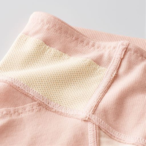 ウエスト裏側のすべり止めシートで引き上げた骨盤底筋まわりを支えてキープ