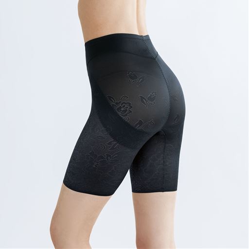 ブラック (1)パワーネットの裏当てで腰まわりすっきり(2)フロントはゴムを使わず締め付けを軽減 股下約15cm丈