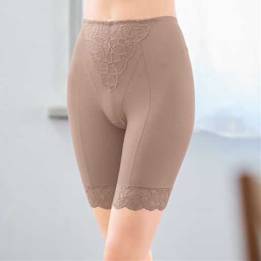 アウターを選ばず使いやすい股下約16cmのスタンダード丈。<br>セットA(チャコールブラウン)股下約16cm 着用例