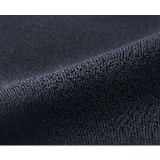 裏側は微起毛で肌あたりが柔らかくあたたかさも。 身生地〈肌側〉