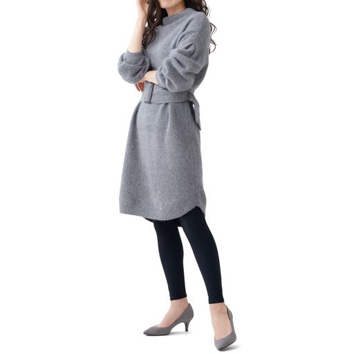 微起毛素材だから、寒い冬の日のワンピコーデにも活躍します。ブラック着用例