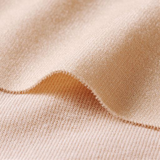 お肌にやさしいカットオフ素材 生地端に縫い目がないカットオフ(切りっぱなし)仕様で、肌あたりがよく下着のラインがひびきにくい。