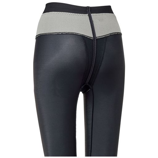 後ろ〈肌側〉 (1)T字型のパネルが骨盤底筋まわりを引き上げてサポート。(2)バックテープでさらに引き上げてサポート。