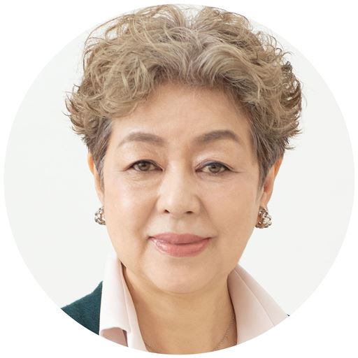 土井千鶴先生 ボディファッションコンサルタント 大手アパレル会社でデザイナーとしてさまざまな商品開発を行なった後、有名ブランドのマーチャンダイザーとして20年ものキャリアを構築。女性の下着に対する悩みや不満に精通し、健康をサポートする下着も次々と提案しています。