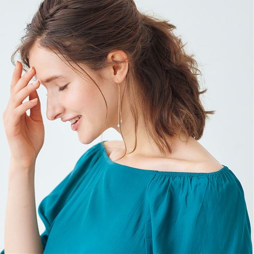 ストラップは取り外しOKだから衿ぐり広めのトップスもOK。肩もラク