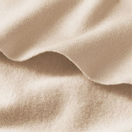(生地拡大)画像上側:表側、画像下側:肌側<br>やわらかな裏起毛素材は吸汗・速乾で快適
