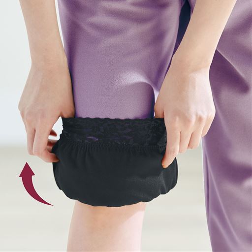 裾は幅広ストレッチレース仕様。ロールアップした状態をキープして汚さない。