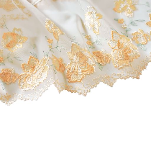 裾にも贅沢にレースを使用したデザイン