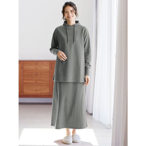 チャコールグレー(杢調) プルオーバー 着用例<br>(スカート:NH-1214)