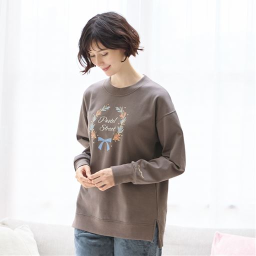 ブラウニッシュグレー プルオーバー (1)袖口のロゴ刺しゅうがおしゃれ。