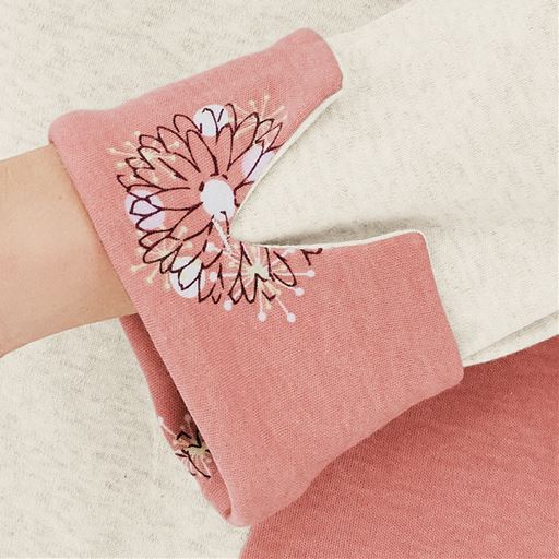 袖口を折れば可愛い花柄がチラリ。